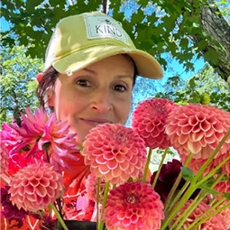 Image of woman holding bouquet of flowers